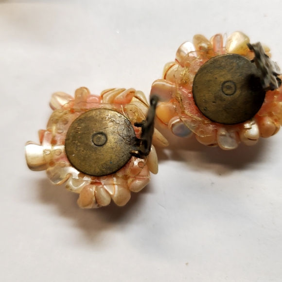 PINK MOTHER OF PEARL and Hand Painetd 1950's Clip earrings  Signed Japan - Picture 2 of 4